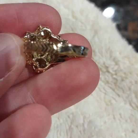 Peridot ring set in 10kt yellow gold - Picture 10 of 12